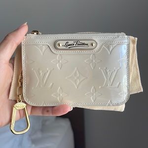 Authentic Louis Vuitton Vernis Key Pouch Beige - Excellent condition